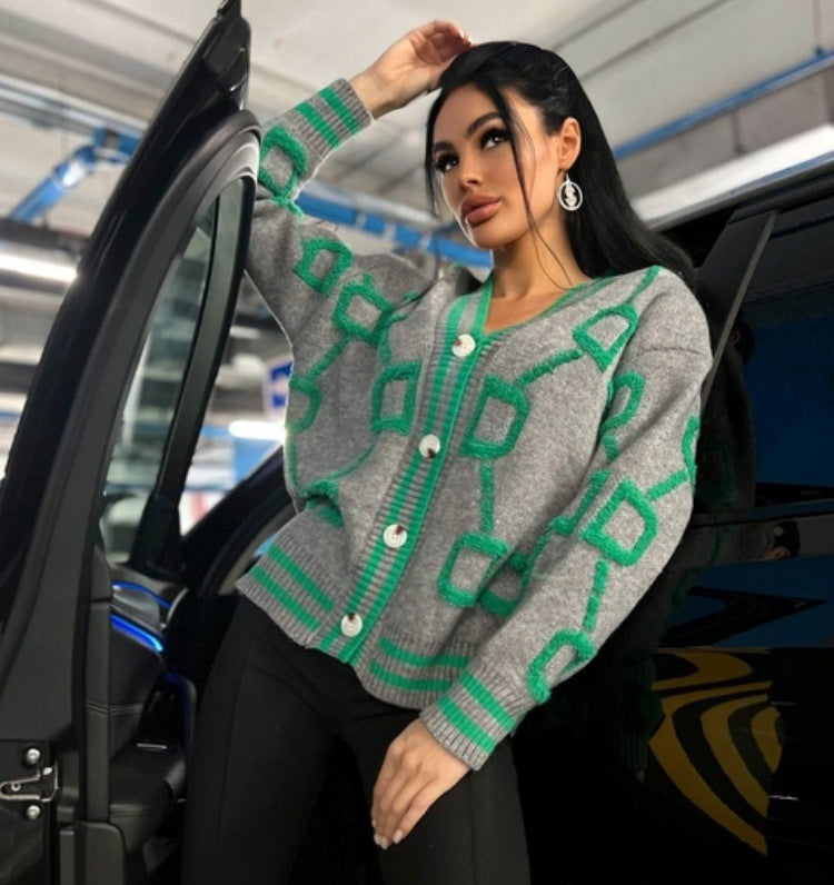 Dam kortärmad stickad cardigan med geometriskt mönster och knappdetaljer Mirla-Eva Jonsson