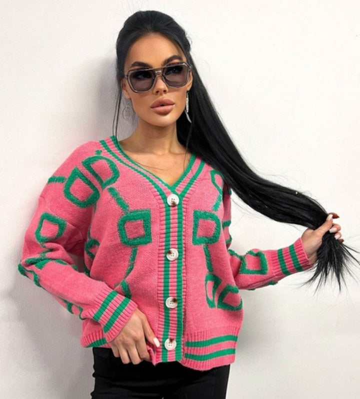 Dam kortärmad stickad cardigan med geometriskt mönster och knappdetaljer Mirla-Eva Jonsson