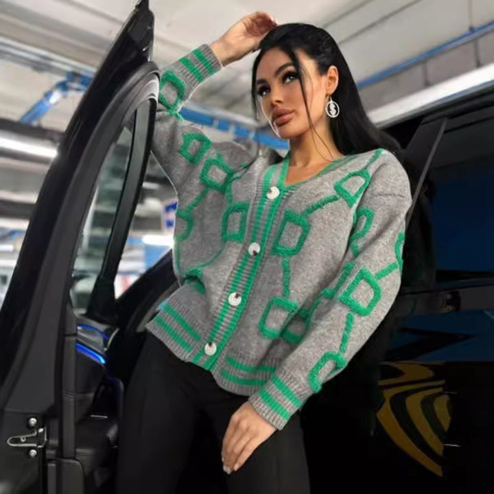 Dam kortärmad stickad cardigan med geometriskt mönster och knappdetaljer Mirla-Eva Jonsson