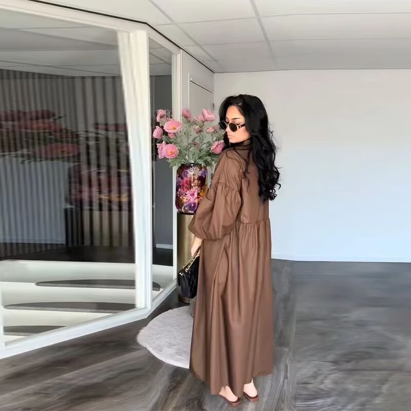 Dam lång bomullsklänning med knäppning och voluminösa ärmar Mirla-Eva Jonsson