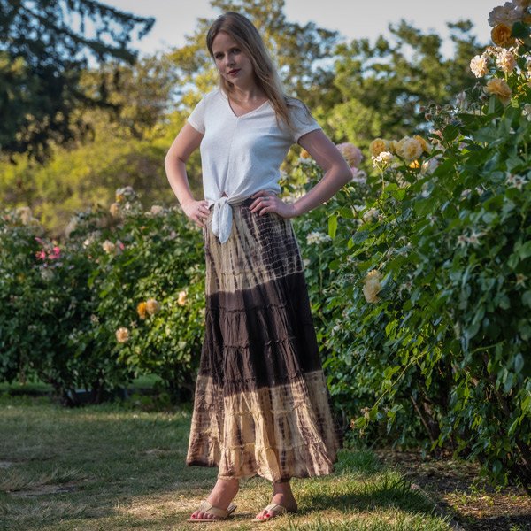 Dam lång kjol med volymiga volanger och kreativ färgövergång Mirla-Eva Jonsson