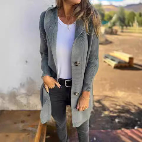 Dam lång kofta med högkvalitativ ribbstruktur och eleganta knappar Mirla-Eva Jonsson