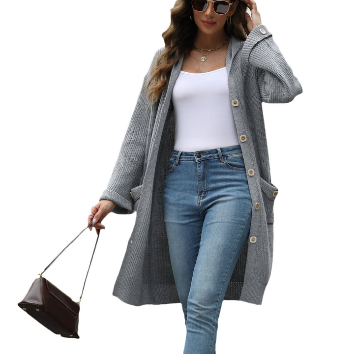 Dam lång stickad cardigan med knappdetalj och mjukt material Eva Jonsson-Eva Jonsson