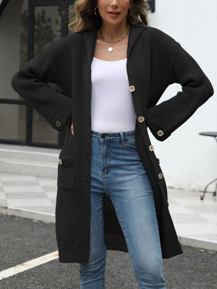 Dam lång stickad cardigan med knappdetalj och mjukt material Eva Jonsson-Eva Jonsson