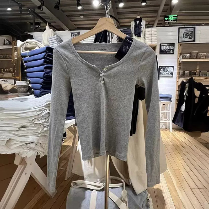 Dam långärmad Henley skjorta gjord av mjuk bomullsblandning Mirla-Eva Jonsson