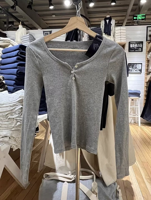 Dam långärmad Henley skjorta gjord av mjuk bomullsblandning Mirla-Eva Jonsson
