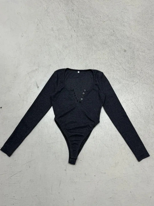 Dam långärmad bodysuit med djup V-ringning och knappdetaljer Mirla-Eva Jonsson