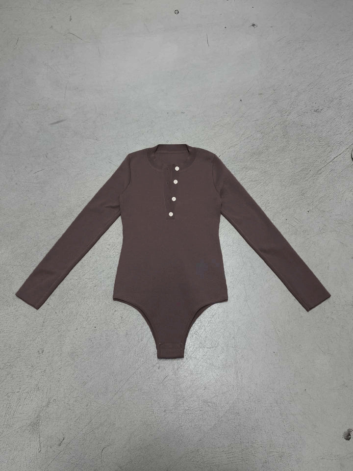 Dam långärmad bodysuit med knappslå och ribbstruktur Mirla-Eva Jonsson