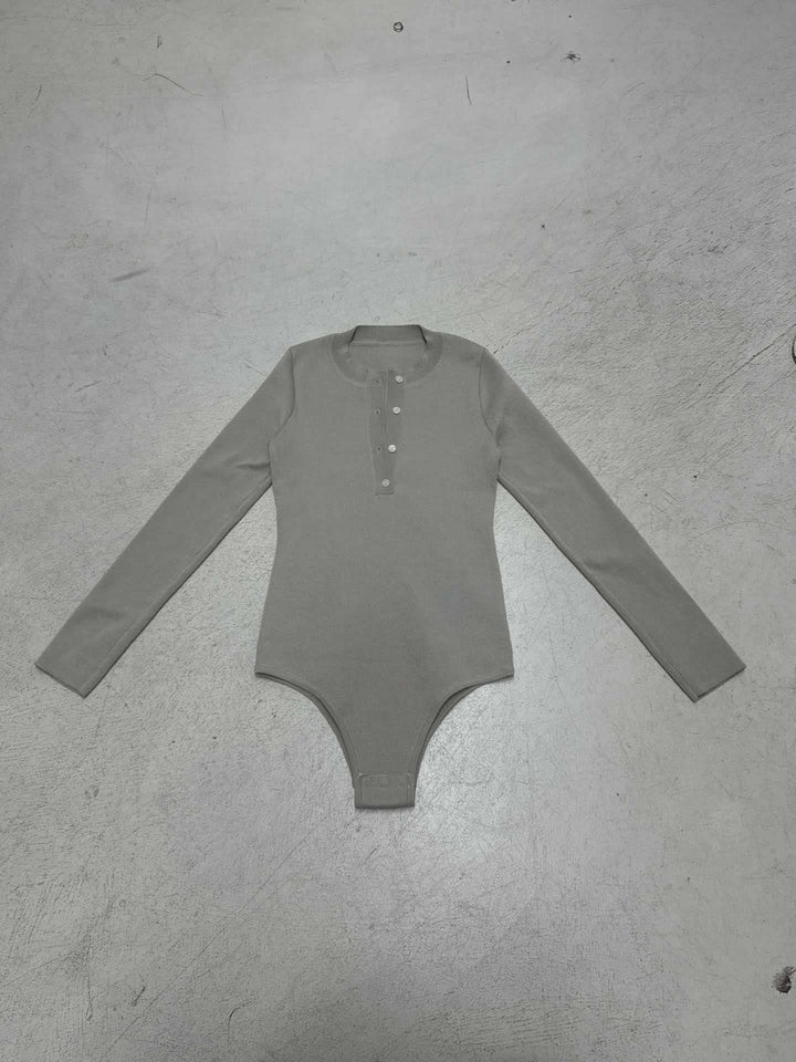 Dam långärmad bodysuit med knappslå och ribbstruktur Mirla-Eva Jonsson