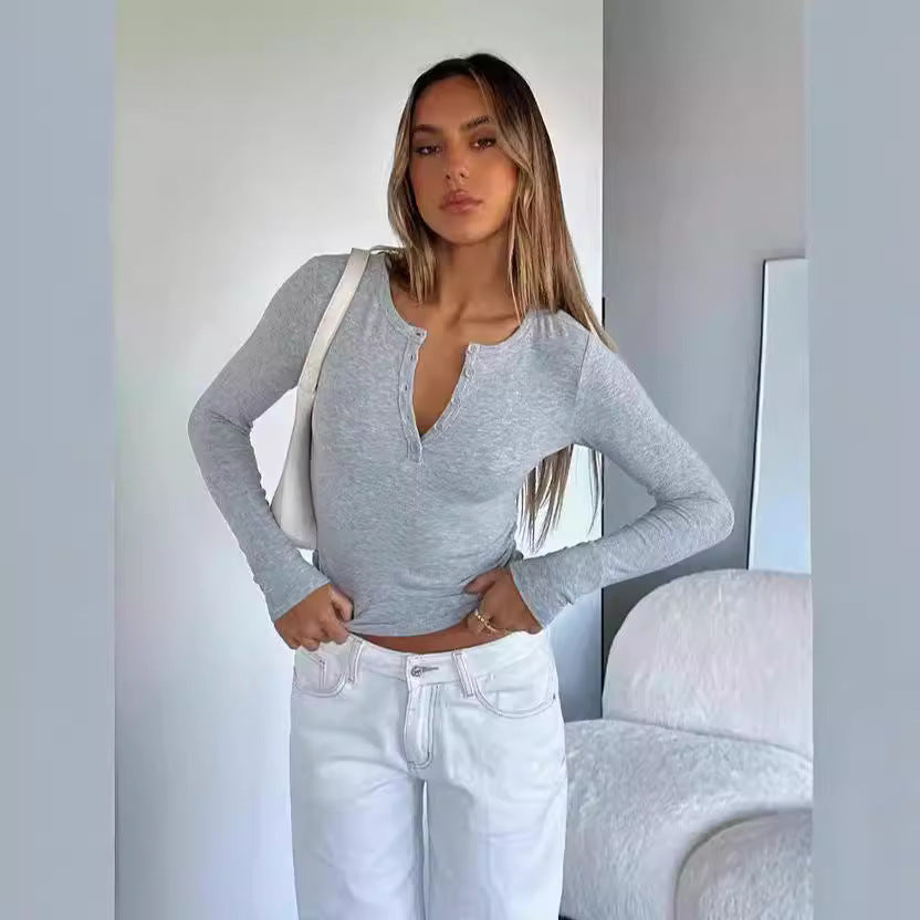 Dam långärmad crop-top med elegant V-öppning och figurnära passform Mirla-Eva Jonsson