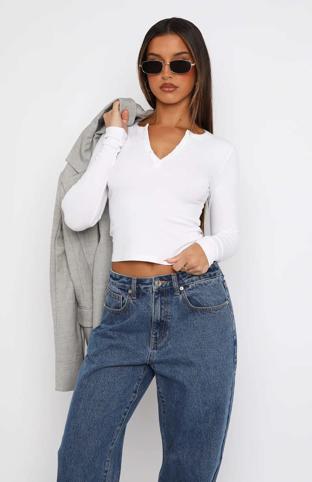 Dam långärmad crop-top med elegant V-öppning och figurnära passform Mirla-Eva Jonsson