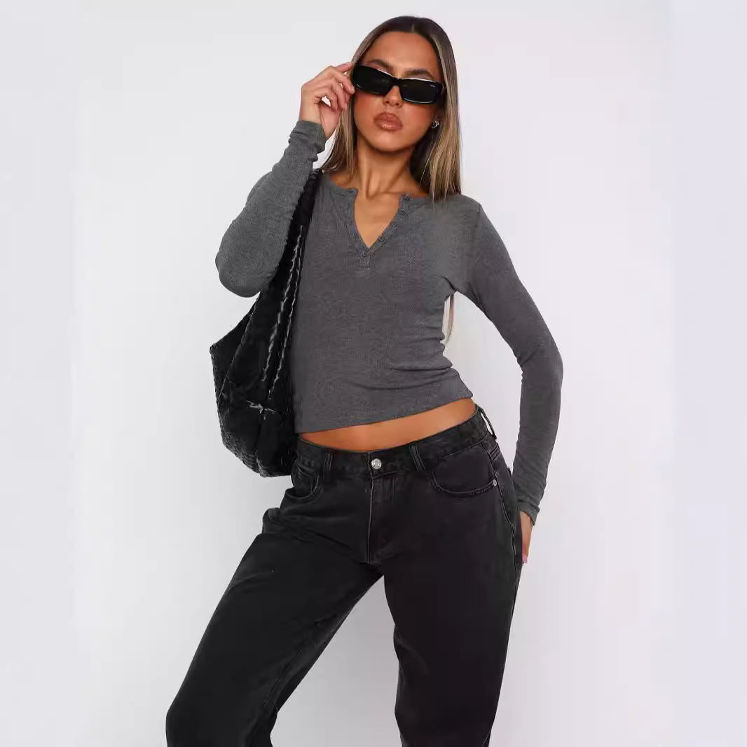Dam långärmad crop-top med elegant V-öppning och figurnära passform Mirla-Eva Jonsson