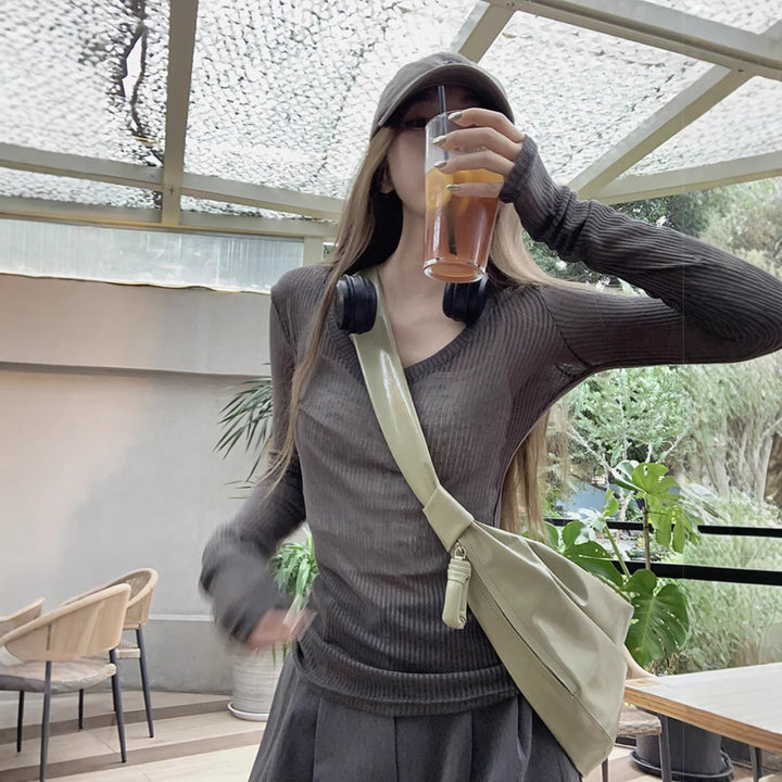 Dam långärmad ribbad T-shirt med elegant V-ringning Mirla-Eva Jonsson