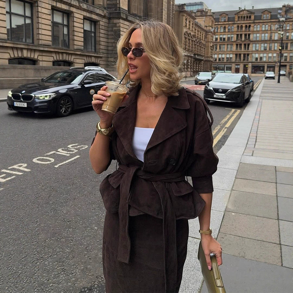 Dam långmockakappa med midjeformande bälte och eleganta detaljer Mirla-Eva Jonsson
