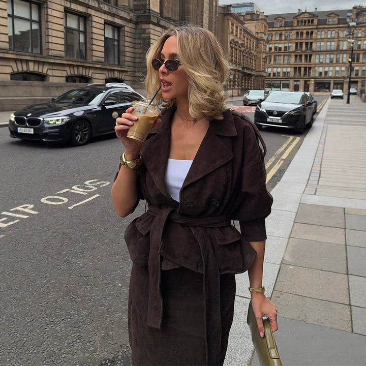Dam långmockakappa med midjeformande bälte och eleganta detaljer Mirla-Eva Jonsson