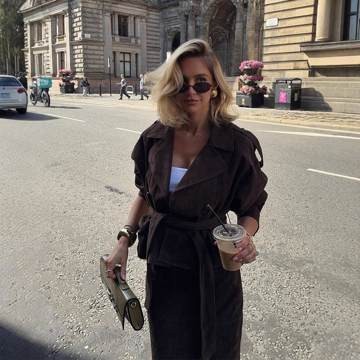 Dam långmockakappa med midjeformande bälte och eleganta detaljer Mirla-Eva Jonsson