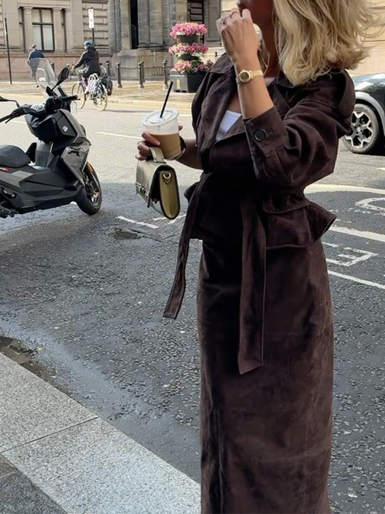Dam långmockakappa med midjeformande bälte och eleganta detaljer Mirla-Eva Jonsson