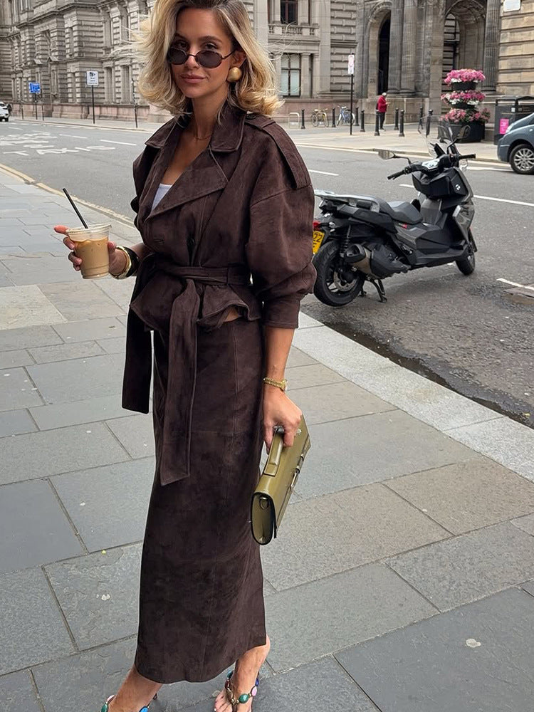 Dam långmockakappa med midjeformande bälte och eleganta detaljer Mirla-Eva Jonsson