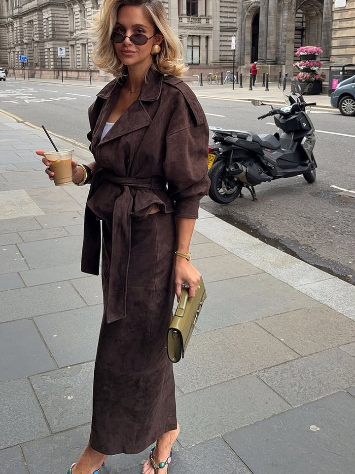 Dam långmockakappa med midjeformande bälte och eleganta detaljer Mirla-Eva Jonsson