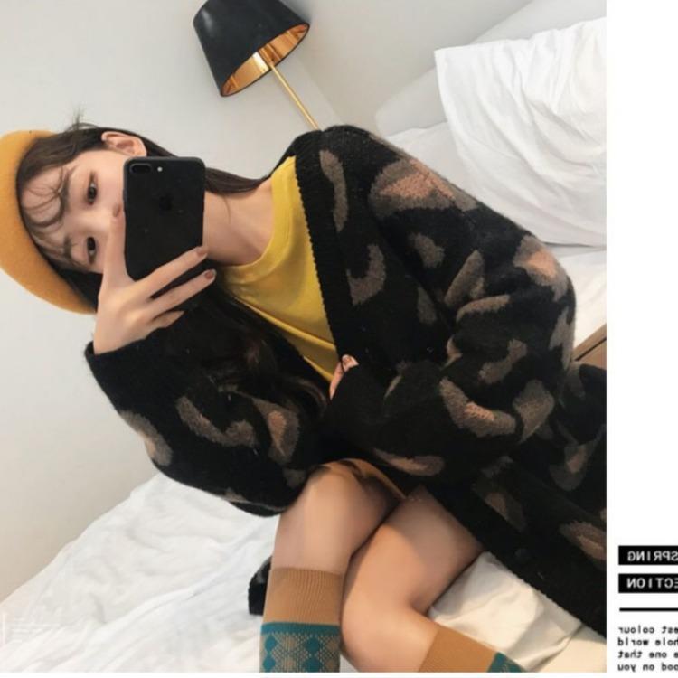 Dam långpile cardigan med leopardmönster Mirla-Eva Jonsson