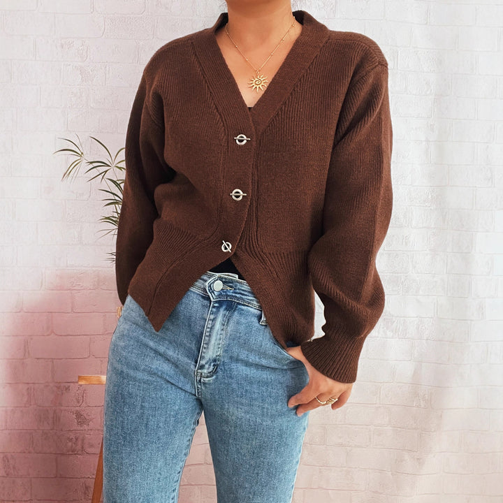 Dam lätt cardigan med djup V-ringning och dekorativa knappar Eva Jonsson-Eva Jonsson