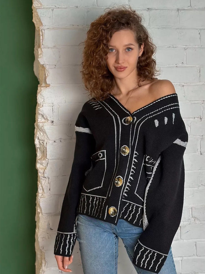 Dam lös stickad kofta med utsökt design och stora knappar Mirla-Eva Jonsson