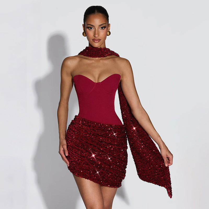 Dam mini dress med glansig överdel och figurnära design Mirla-Eva Jonsson