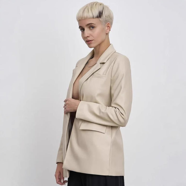 Dam minimalistisch och elegant konstläder blazer Mirla-Eva Jonsson