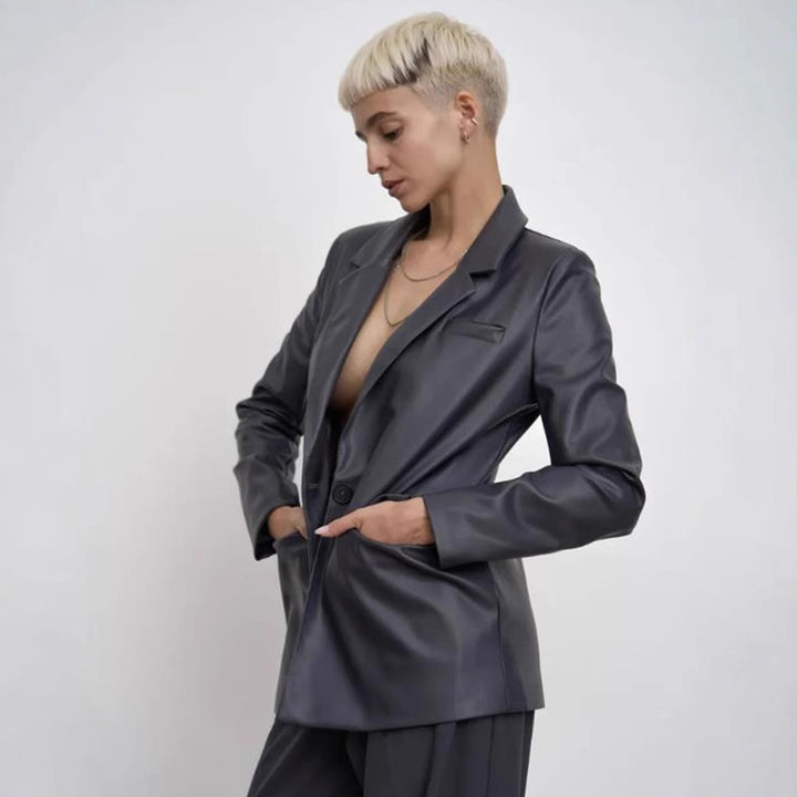 Dam minimalistisch och elegant konstläder blazer Mirla-Eva Jonsson