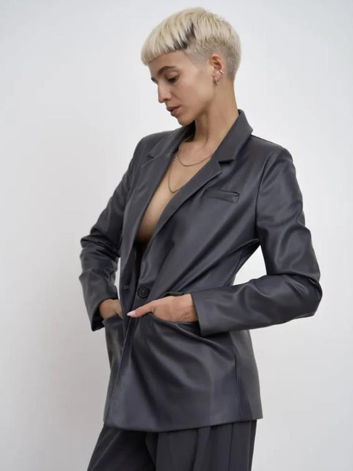 Dam minimalistisch och elegant konstläder blazer Mirla-Eva Jonsson