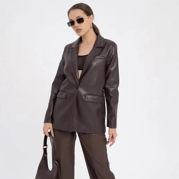 Dam minimalistisch och elegant konstläder blazer Mirla-Eva Jonsson
