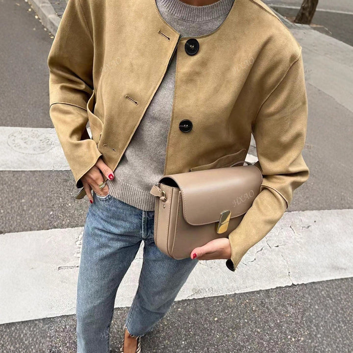 Dam modetrendig kort jacka med praktiska fickor och knappstängning Mirla-Eva Jonsson