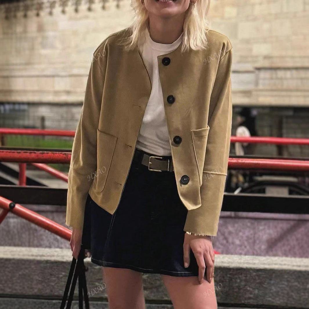 Dam modetrendig kort jacka med praktiska fickor och knappstängning Mirla-Eva Jonsson