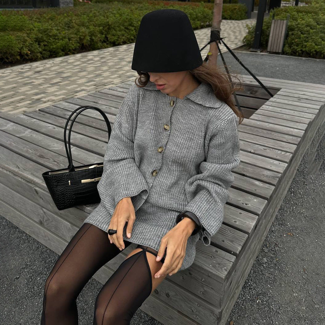 Dam modetrendig stickad tröja med oversized skärning och knappdetaljer Mirla-Eva Jonsson