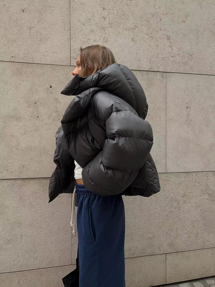 Dam oversized dunjacka med hög krage och voluminösa ärmar Mirla-Eva Jonsson
