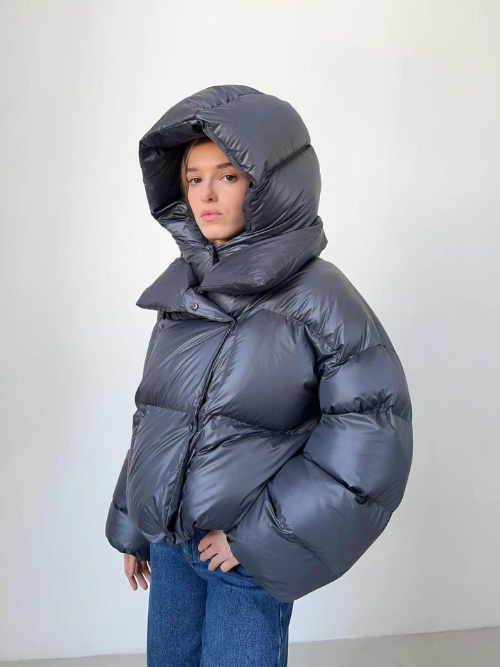 Dam oversized dunjacka med hög krage och voluminösa ärmar Mirla-Eva Jonsson