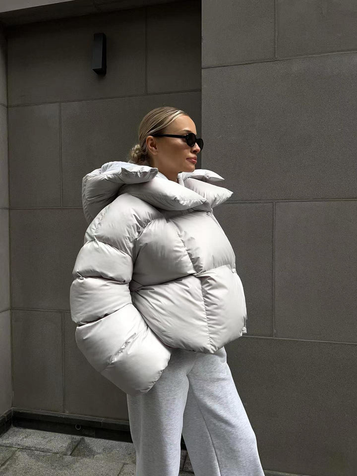 Dam oversized dunjacka med hög krage och voluminösa ärmar Mirla-Eva Jonsson
