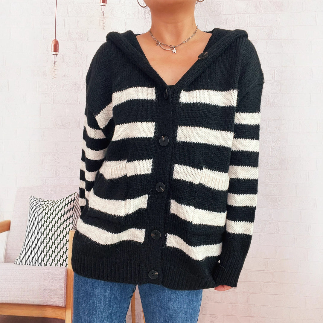 Dam oversized stickad kofta med kontrasterande ränder och huva Mirla-Eva Jonsson