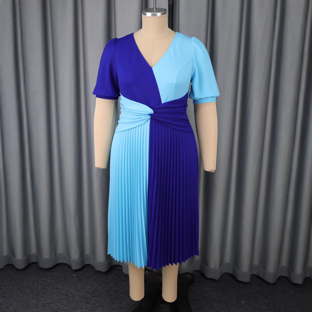 Dam plisserat midi-klänning med färgblockdesign och omlottlook Mirla-Eva Jonsson