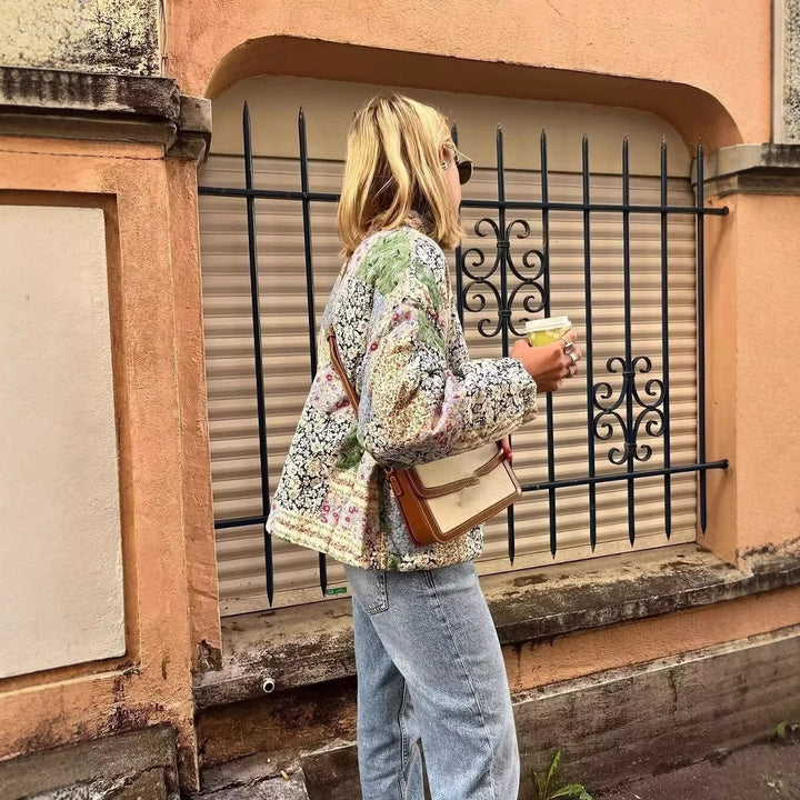 Dam quiltad patchwork-jacka med blommönster och praktiska fickor Mirla-Eva Jonsson