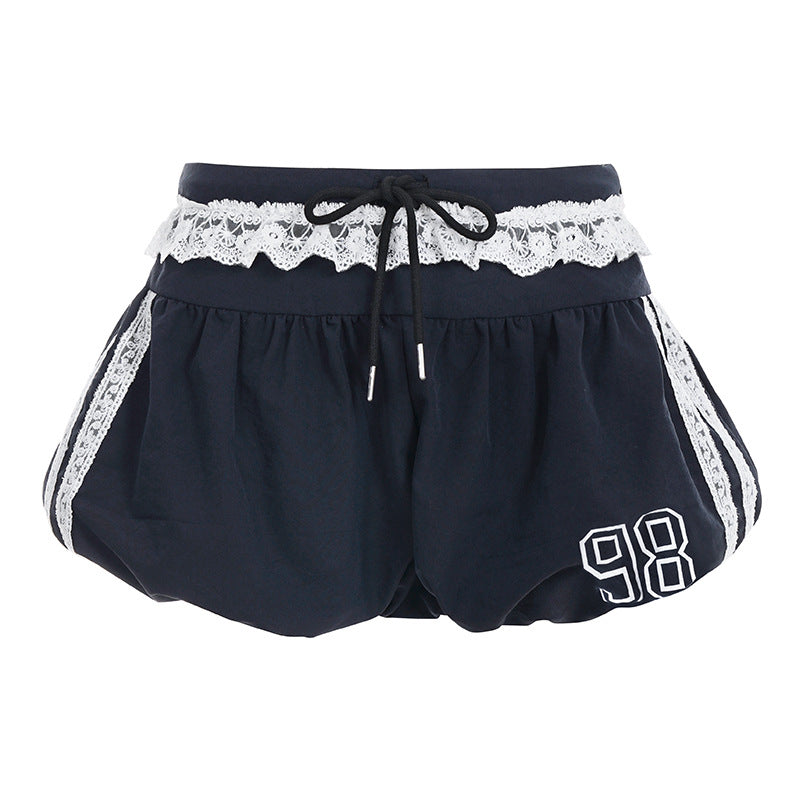Dam sportiga och moderiktiga shorts med elegant spetskant och justerbart midjeband Mirla-Eva Jonsson