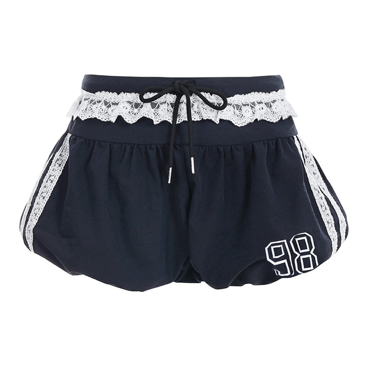 Dam sportiga och moderiktiga shorts med elegant spetskant och justerbart midjeband Mirla-Eva Jonsson