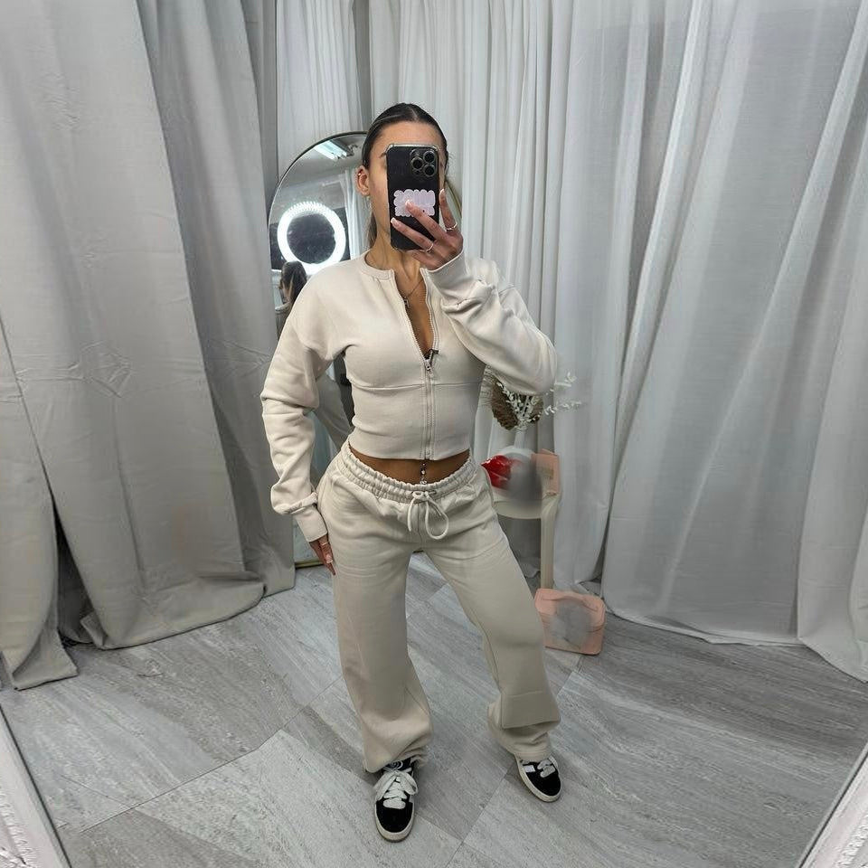 Dam sporty tvådelat set med kortad ziptröja och bekväma joggers Mirla-Eva Jonsson