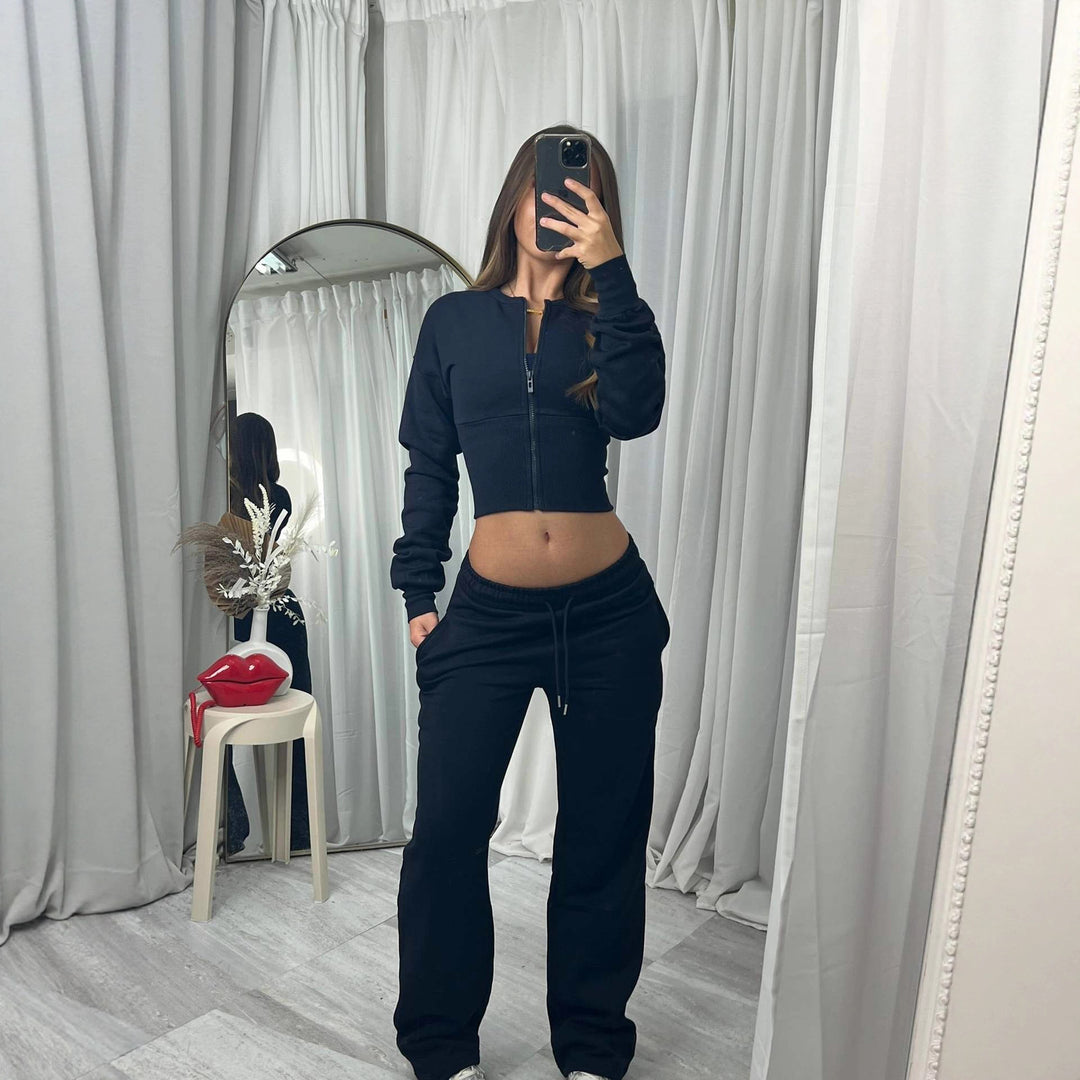 Dam sporty tvådelat set med kortad ziptröja och bekväma joggers Mirla-Eva Jonsson