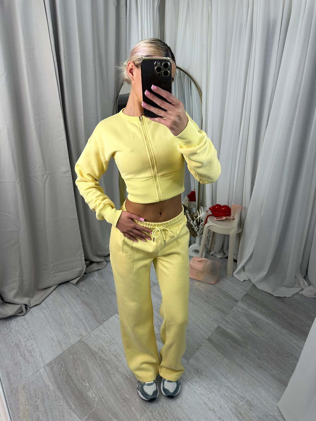 Dam sporty tvådelat set med kortad ziptröja och bekväma joggers Mirla-Eva Jonsson