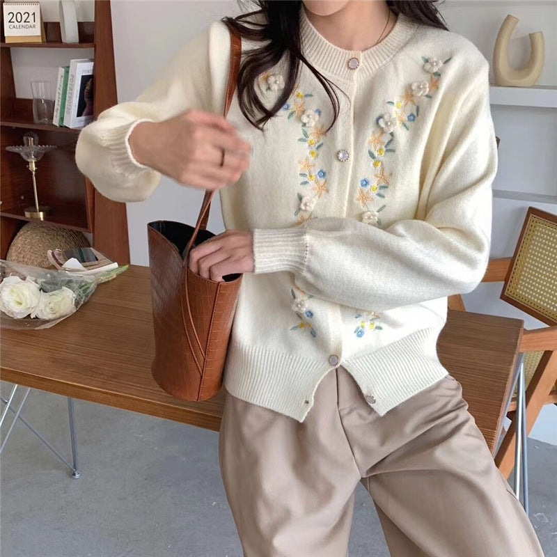 Dam stickad jacka med blommönster och pärlknappar Mirla-Eva Jonsson