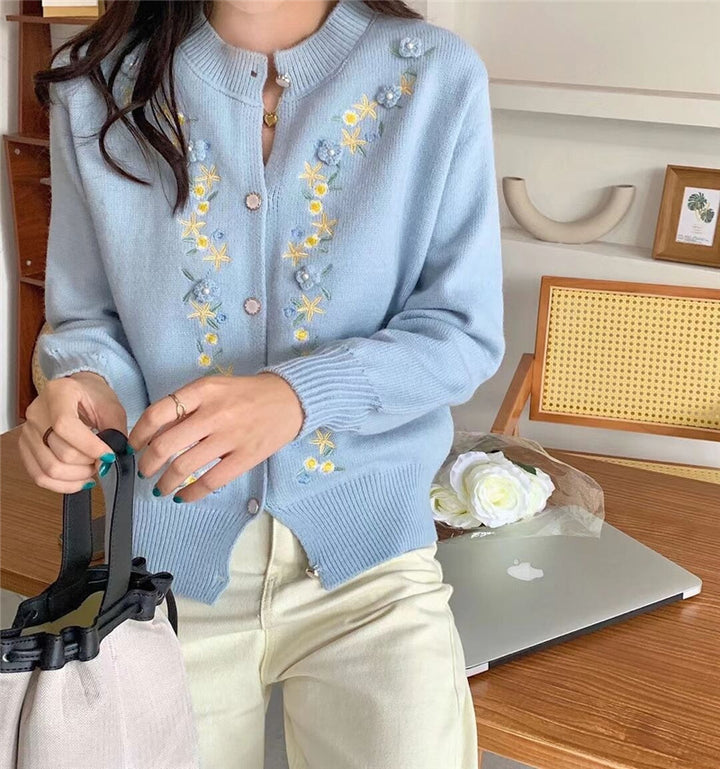 Dam stickad jacka med blommönster och pärlknappar Mirla-Eva Jonsson