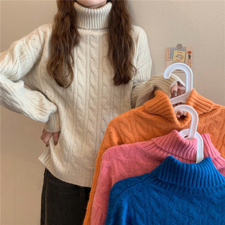 Dam stickad tröja med hög krage och flätmönster Mirla-Eva Jonsson