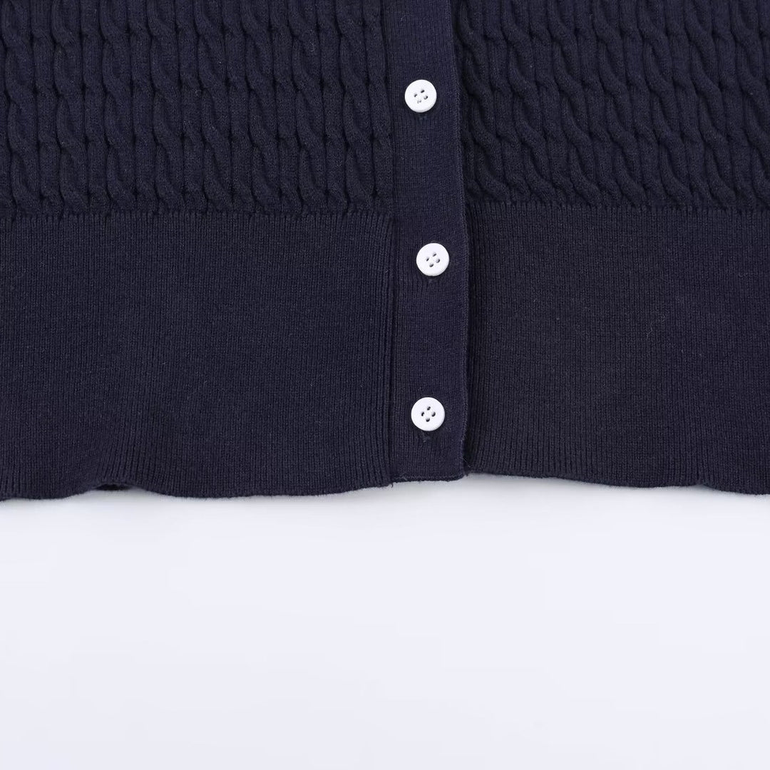 Dam stickblus med elegant kragedekoration Mirla-Eva Jonsson