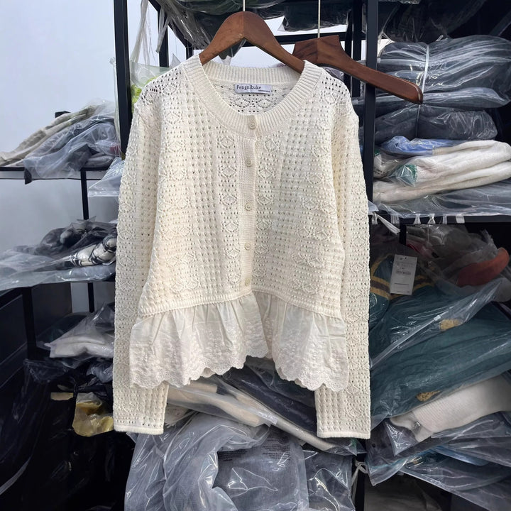 Dam strikjacka med voluminös fåll och eleganta detaljer Mirla-Eva Jonsson